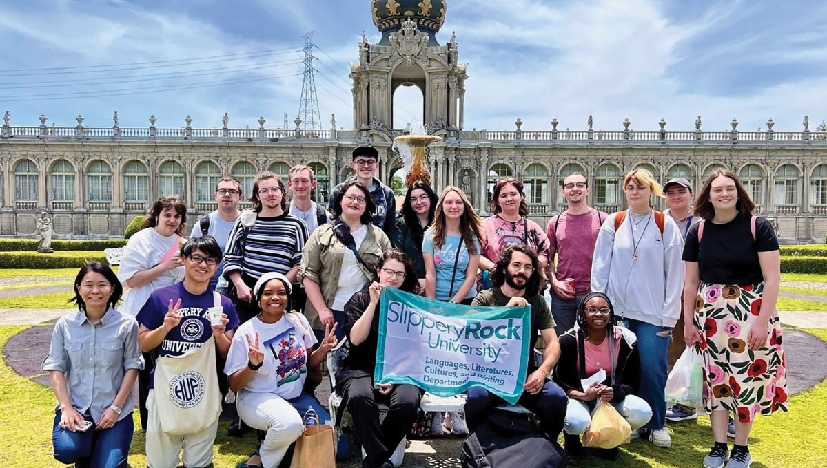 group photo of SRU students in front of the Zwinger palace replica